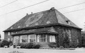 Offizierheim (Gartenseite): Bis in die 70er Jahre hinein war auf dem Dach das Schutzzeichen des Roten Kreuzes, ein Überbleibsel aus dem Krieg, zu erkennen.