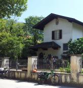 Havlicek-Haus mit Gedenktafel und Touristen