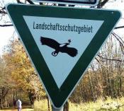 Schild LSG: Das Landschaftsschutzgebiet gehört in Deutschland zu den Möglichkeiten des gebietsbezogenen Naturschutzes, den das Bundesnaturschutzgesetz (BNatSchG) bereitstellt.