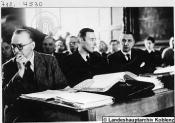 Beratende Landesversammlung 1947 im Koblenzer Rathaus (vorne von links): Dr. Zimmer, Hubert Hermans, Dr. Boden