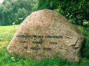 Der ursprüngliche Gedenkstein wurde 2002 von Chaoten beschädigt, in dem die Inschrift zerschlagen wurde. Der Stein wurde umgedreht und die Inschrift auf der Rückseite erneuert.