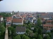 Blick von oben auf die Stadt und Teile der Stadtmauer