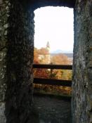 Blick von Ruine zu Kirche