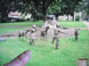 Logbeipielfoto Brunnen und Figuren mit Finger