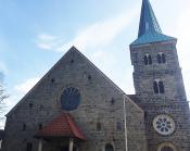 Kirchengebäude mit Infotafel