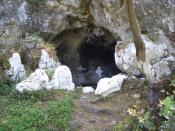 St. Adonios Höhle Eingang