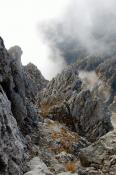 Weg zwischen Turm und Hochfläche