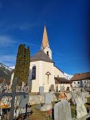 Kirche Obsteig mit Stolpertafel