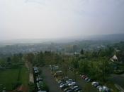 Blick von oben Stadt, Stadtmauer, Parkplatz und Blick ins Edertal