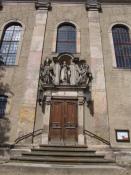 Das Portal der barocken Kirche