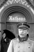 Wilhelminisch: Film-Hauptmann Heinz Rühmann vor der Rathaus-Kulisse.