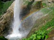 Wasserfall und Regenbogen