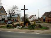 Holzkreuz in Kunowice markiert den Zufahrtsweg