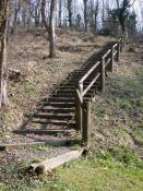 [2] Die Treppe behindert Kinderwagen und Fahrräder.