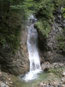 Kleiner Wasserfall am unteren Eingang
