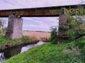 Auf der Brücke befand sich die ehemalige Bahnstrecke zu den Schächten Plömnitz I und II