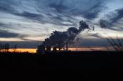 Braunkohlekraftwerk im Sonnenuntergang