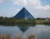 Hotel-Pyramide am RMD-Kanal