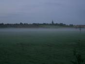 Blick auf die "Ritterburg" mit Morgennebel über der Lipping-Au