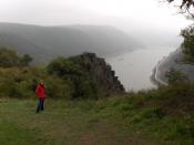 Unsere Loreley vor dem Felsen