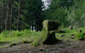 Taufstein mit weiterem Stein im Vordergrund