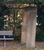 Steinbogen und Bank