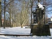 Silcherdenkmal und Platanenallee im Winter