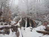 Höhle von Außen im Winter (;