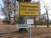 Straßenschild mit Schloss im Hintergrund