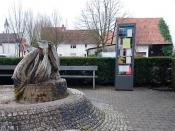 Bücherschrank , Brunnen und Bänke