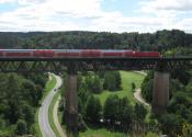 Regionalzug auf der Eisenbahnbrücke