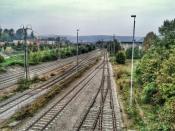 Schienen- und Autoverkehr unter der Brücke