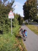 Beispielfoto mit Schild "Radwegschäden"