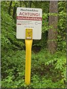 Warnschild an einem Waldweg bei St. Ingbert