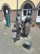 Frauen an der Wasserpumpe