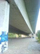 Die Autobahnbrücke von unten