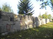 Die Mauer aus Grabsteinelementen