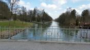 Blick auf die Skulptur von einer Brücke aus, weiter südlich