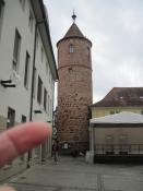 Logbeispielfoto ganzer Turm mit Finger 