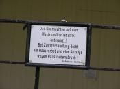 Zusätzlich: Schild Nahaufnahme