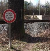 'Überschreiten der Gleise für Unbefugte verboten