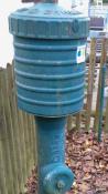Hydrant schlicht blau lackiert, aber mit Statur