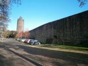 Grauer Turm mit Parkplatz