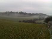 die Außenseite vom Breiten Berg bei Nebel