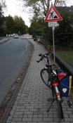 Beispielfoto mit Zusatzzeichen 1012-32 „Radfahrer absteigen“