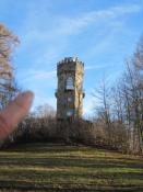 Beispiellogfoto Turm als Ganzes mit Finger