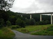 Blick vom Parkplatz zur Schwazbachtalbrücke