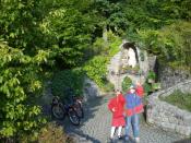 Die Mariengrotte mit den Hauptversteckerinnen